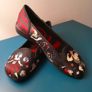 Hot Chocolate Designs Chocolaticas Freak Show Women's Slip-Ons